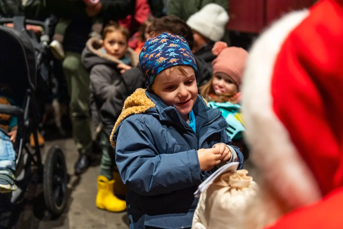 Mit Blick auf die Belohnung kam einem das Sprüchli wieder in den Sinn. Grosser Andrang beim Samichlaus in Bauma.